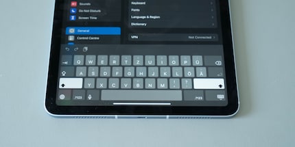Apple lässt dich zwar die Tastatur-App ändern, drückt dir aber trotzdem regelmässig die eigene auf die Augen.