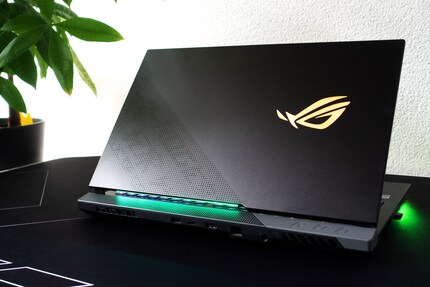 Ein RGB-ROG-Logo und ein Slash mit schwarzen Pixeln zieren den Deckel. Die Scharnierkappe vorne rechts im Bild kann ausgetauscht werden.