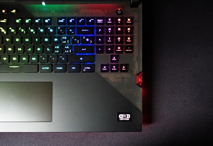 Der Slash des Tastaturdecks gibt Einblick ins Innere. An der rechten Seite ist der Keystone II zu sehen.