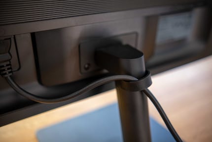 Sogar an einen Gummispanner fürs Kabelmanagement hat Samsung gedacht.