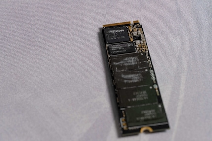 Il controller Phison in alto, la RAM SK Hynix in basso e la memoria flash sotto.