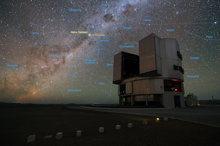 VLT-Teleskop: Das Doppelsternsystem Alpha Centauri ist von der Südhalbkugel am Nachthimmel sichtbar. Daher können es die vier Teleskope des Very Large Telescope (VLT) der Europäischen Südsternwarte in Chile exzellent beobachten. Hier ist eines der zusammenschaltbaren Teleskope zu sehen. Bild: Y. Beletsky (LCO)/ESO / Das VLT und das Sternsystem Alpha Centauri / CC BY 4.0 CC BY (Ausschnitt)