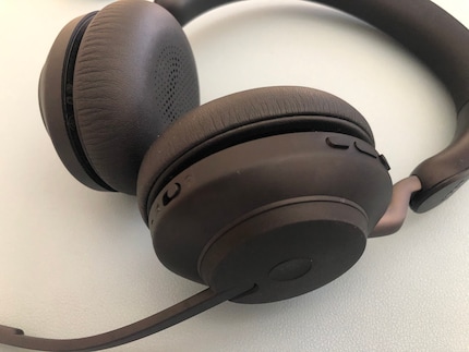 Die On-Ear-Variante von Jabra im Test ist das Evolve2 65.