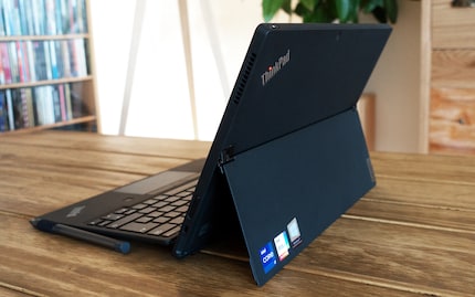 Il retro presenta una fotocamera da 8 MP e un logo ThinkPad con un puntino sulla i luminoso.
