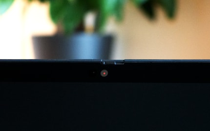 La fotocamera frontale ha una copertura che può essere fatta scorrere per aprire o chiudere la webcam.