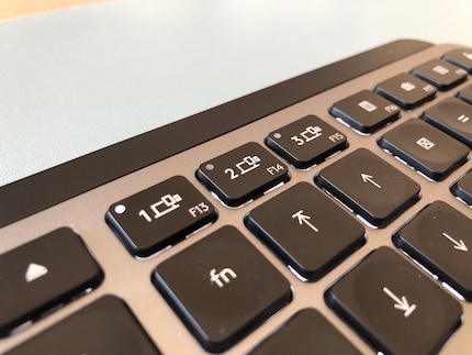 F13, F14 und F15 sind die Switch Keys, über die du die MX Keys anderen gekoppelten Geräten zuweisen kannst.