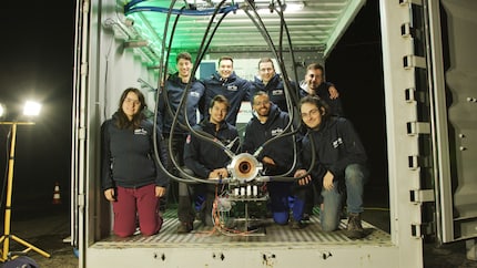 Diese Aufnahme des offenen Containers mit Team IRIDE könnte auch einem Science-Fiction-Film entstammen.