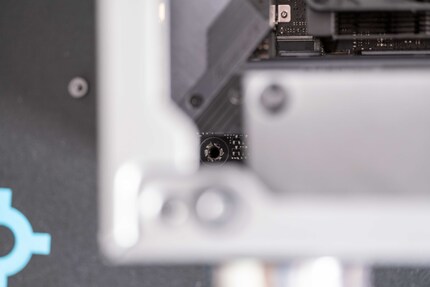 Hast du die Grafikkarten-Halterung nicht entfernt, ist dieses Schraubenloch im Mainboard beinahe unzugänglich.