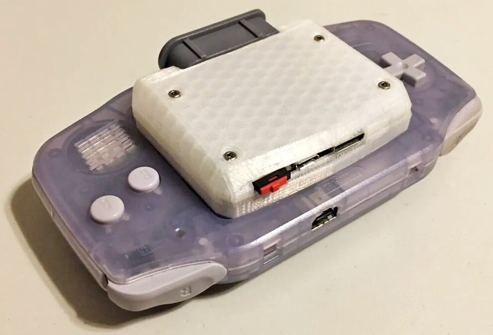 Die erste Version des Mods nutzte den Game Boy Advance als Gehäuse und ersetzte das Display mit einem Aufsatz.