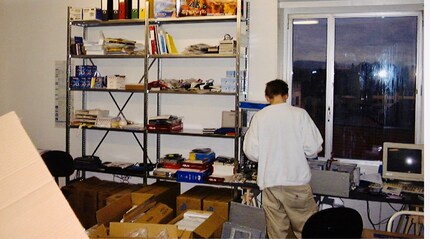 Travailler au milieu de boîtiers d'ordinateurs : le bureau de digitec en 2001.