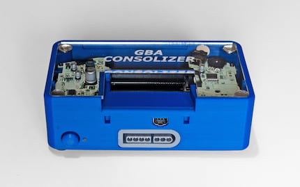 Die Vorderseite bietet Slot-Zugang für Spiel-Module, den Power Button, den EXT-Anschluss und den Super Nintendo Controller Port.