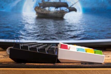 Se la K65 RGB Mini (a sinistra) fosse bianca invece che nera...