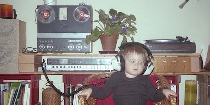 Same device, same headphones – just a few decades’ difference