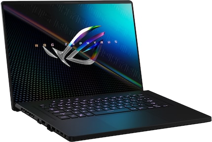 Beim Asus ROG Zephyrus M16 hebt sich beim Öffnen die gesamte Basis ein Stück.