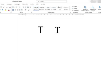 Links die serifenlose Helvetica, rechts die Serifenschrift Times New Roman.
