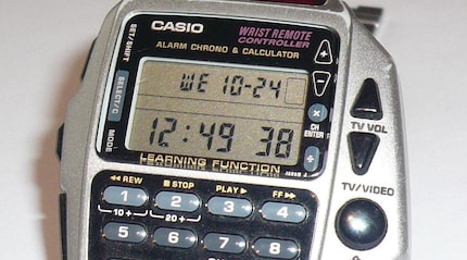 Negli anni '90, Casio sviluppa orologi con telecomandi TV integrati.