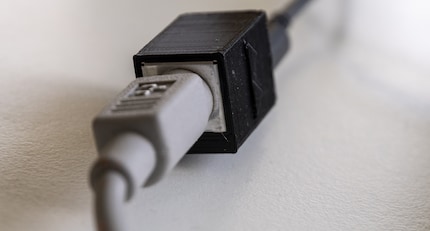 Der winzige Adapter hat einen ADB-Eingang und einen microUSB-Ausgang.