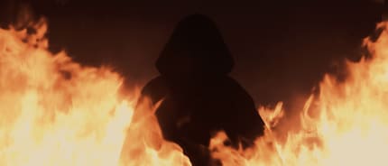 Das Gesicht von Mantel und Kapuze verhüllt. Vielleicht ja doch nicht Mephisto, sondern...