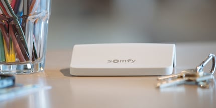 La station de base Somfy Connexoon est destinée aux nouveaux venus dans le domaine de la domotique. Source : poweredblinds.co.uk