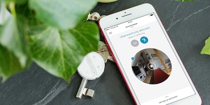 Le porte-clés est une mini télécommande pour votre réseau domotique Somfy. Source : curved.de