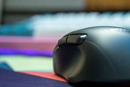 Il lato sinistro ha una forma ergonomica per permettere al pollice di riposare.
