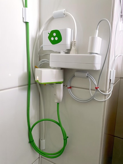 La partie que l'on ne veut pas voir. Et pourtant, n'est-ce pas magnifique ? L'interrupteur vert myStrom et son câble assorti de la même entreprise bernoise, l'alimentation Nanoleaf, elle aussi assortie avec son autocollant vert représentant le logo de l'entreprise. Notez également les 5 clips de gestion des câbles !
