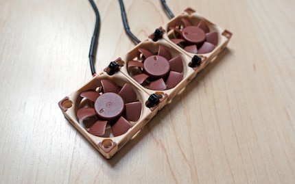 Drei Noctua NF-A4x10 FLX halten dank Kabelbinder zusammen.