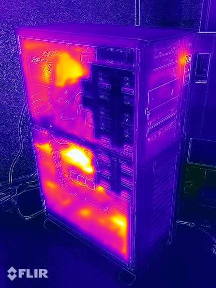 Am wärmsten ist die Matrox Millenium II mit bis 50,3 Grad Celsius. Und die auf dem Bild nicht zu sehende CPU mit 52 Grad Celsius.