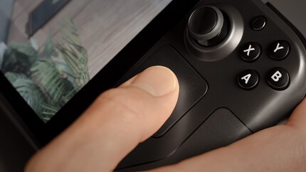 Dank den beiden Touchpads sind auch Spiele möglich, die auf eine Maus angewiesen sind.