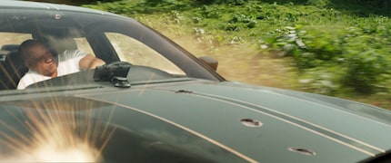 Trotz Durchschüssen in der Motorhaube fährt der Charger einfach so weiter. Dom und seine Autos sind unverwundbar.