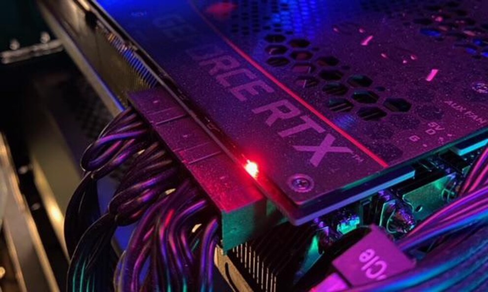 Diverse Beta-Spieler berichten über überhitzte und teils gar tote Grafikkarten. Darunter am meisten vertreten scheint die EVGA GeForce RTX 3090 FTW3 zu sein. Wenn sie stirbt, leuchtet nur noch ihr Licht des Todes.