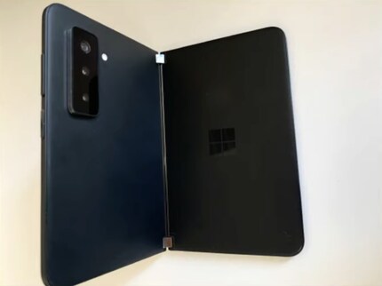 Il video di YouTube mostra quattro immagini del Surface Duo 2: lo smartphone bianco visto sull'immagine di copertina dell'articolo e tre di uno nero.