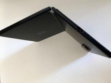 La porta USB-C è ora centrata sul bordo inferiore destro.