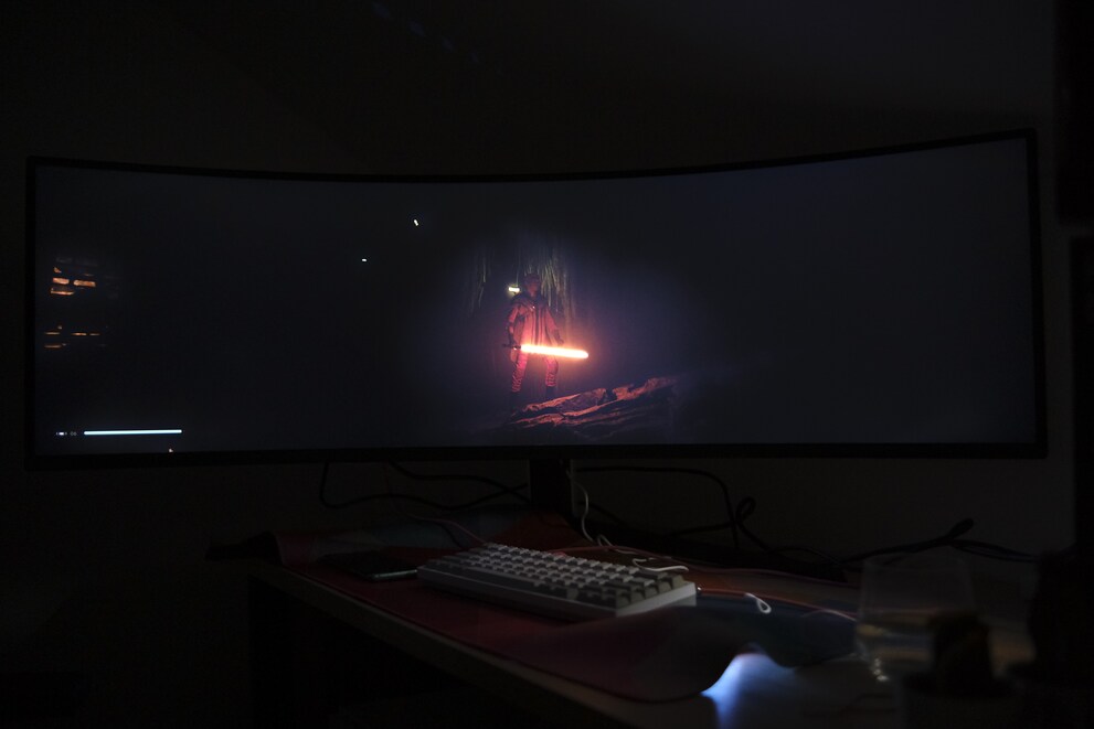 Even with the small light sources on the left, no backlight bleeding is visible with HDR. The shimmering light around Cal is intentional, not blooming.