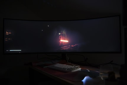 Même au niveau des petites sources de lumière à gauche, le rétroéclairage ne déborde pas pour les entourer d'un halo lumineux. La luminosité autour de Cal est intentionnelle, il ne s'agit pas de blooming ici.