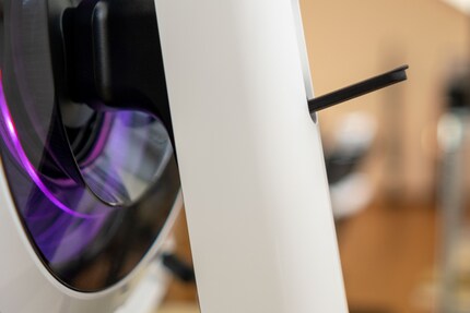 Le support offre un endroit pour ranger un casque.