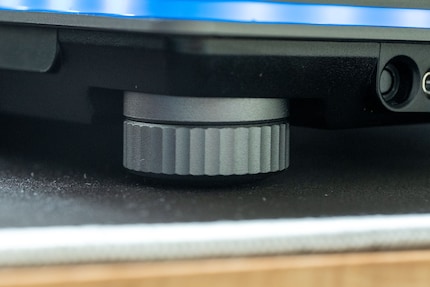 Des disques magnétisés peuvent être glissés en dessous pour augmenter l’angle d’inclinaison.