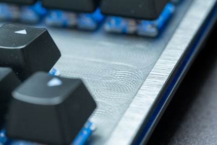 L’aluminium est brossé sur les bords, les marques de fraisage sont encore visibles sur le boîtier.