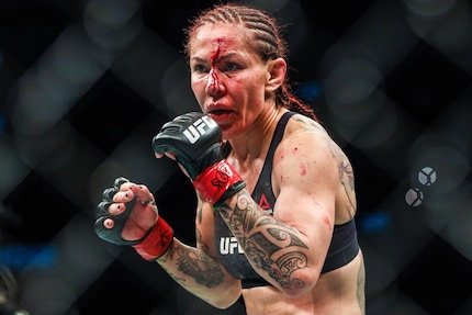 Cris Cyborg durante un normale giorno di attività. Scatterebbe l’allarme di NeuralHash?
