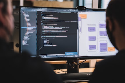 Das Team übt sich in Test-Driven Development und setzt das aus einem Event Storming gewonnene Wissen in Code um.