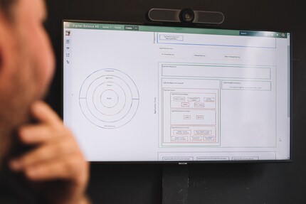 Alex bespricht mit dem Team, wie sie den Code strukturieren können.