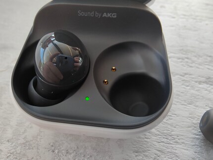 Aussen weiss, innen farbig. Das Case der Galaxy Buds ist schlicht gehalten