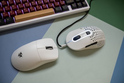 Der Ninja links tritt gegen den Berg rechts an.