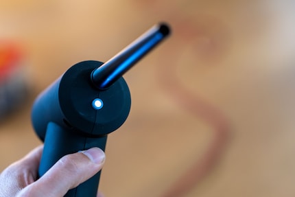 La LED à l'avant permet de détecter le moindre grain de poussière.
