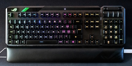 Les quatre bandes vertes RGB à côté du logo ROG indiquent que la batterie est chargée à 100 %.
