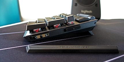 Les connecteurs du pavé numérique se cachent sous des caches magnétiques.