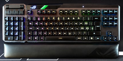 Attaché à la gauche, il offre plus de touches et réduit l'espace entre WASD et la souris.
