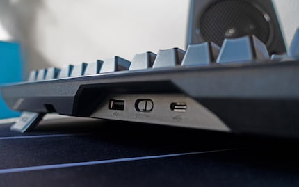 Dans l'ouverture à gauche de l'image, le dongle USB 2,4 GHz est fixé magnétiquement.