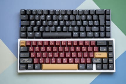 Bien que le Falchion semble comprimé en matière de disposition, il est à peine plus petit que mon KBD67 Lite.