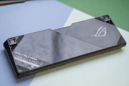 La face arrière porte le logo ROG.